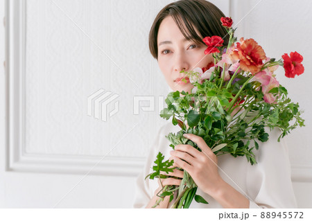 女性 花束 抱える 花の写真素材