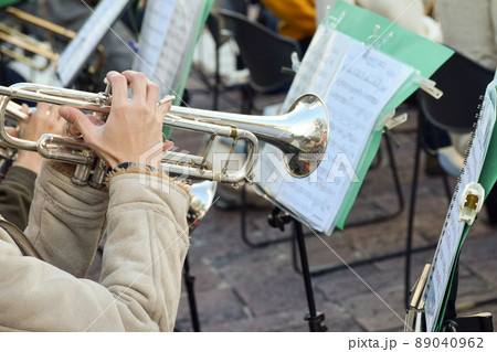 ラッパを吹く トランペットの写真素材