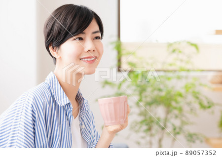 紅茶 女性 飲む 上半身の写真素材