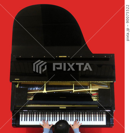 ピアノ 俯瞰 鍵盤 演奏の写真素材