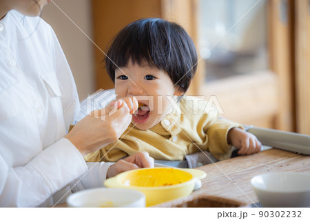 女性 あーん 夫婦 カップルの写真素材