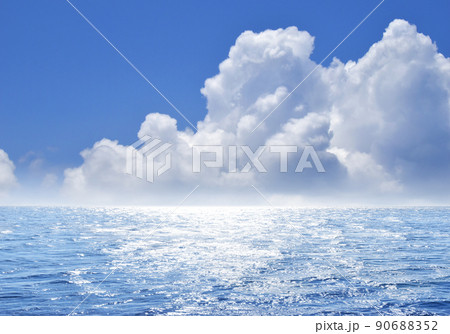 きらめく海と澄み切った青空、湧き上がる入道雲の写真素材 [90688352