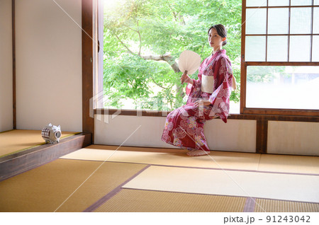 座る 女性 着物 眺めるの写真素材