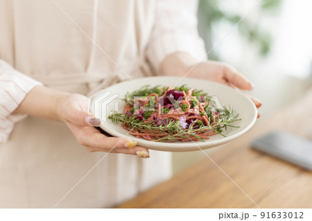 皿 料理 持つ 手の写真素材