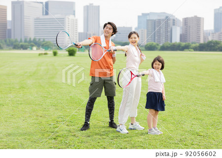 女の子 スポーツ テニス かわいいの写真素材