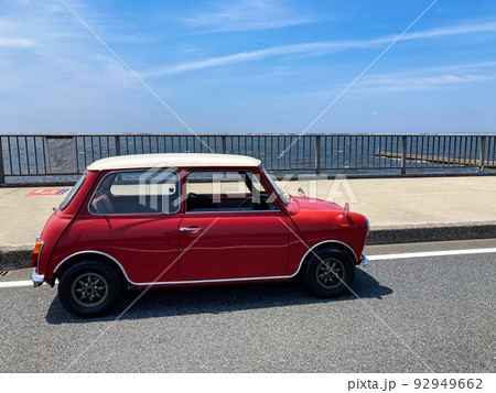 海岸沿いのミニクーパーのイメージ