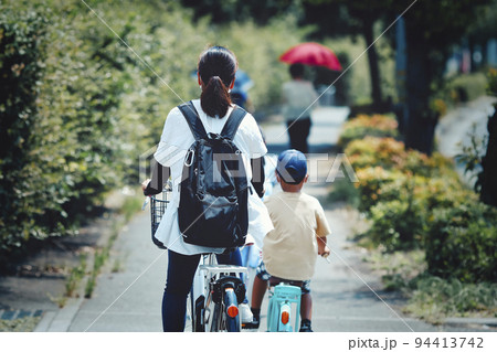 子供 自転車 乗る 後ろ姿の写真素材
