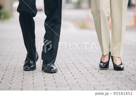 足 歩く 靴 サラリーマンの写真素材