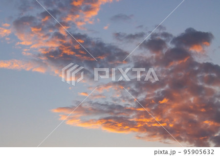 切ない 夕方 風景の写真素材