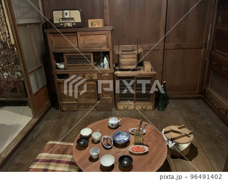 お台所写真集 1957年発行 昭和レトロ 昭和 レトロ 台所 昭和時代の写真素材 - PIXTA