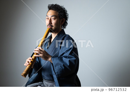 尺八演奏 着物の写真素材 - PIXTA