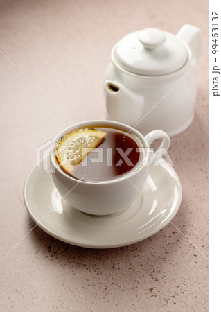 Black tea, pouring tea from tea pot in a white, - Stock Photo [98799334]  - PIXTA