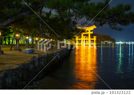 石灯籠 厳島神社 大鳥居 灯篭の写真素材 - PIXTA
