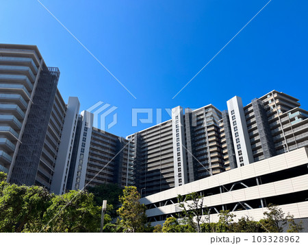 快晴の日の大型マンションのイメージ