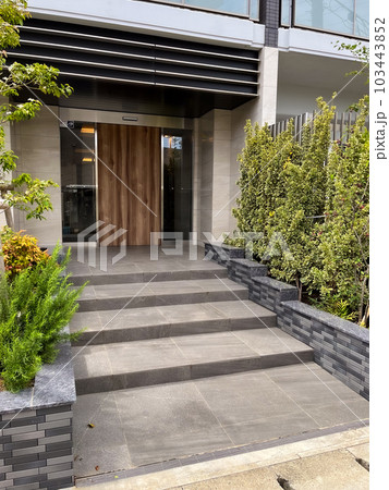 おしゃれなマンションの玄関アプローチのイメージ