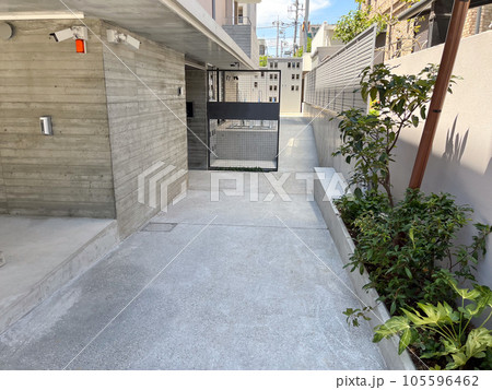 おしゃれな新築マンションの玄関アプローチのイメージ