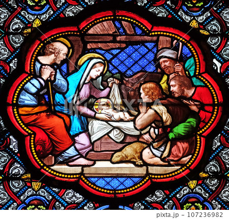 ステンドグラス イエスキリスト 教会 誕生の写真素材 - PIXTA