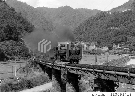 モノクロ 蒸気機関車 鉄橋 モノクロ写真の写真素材 - PIXTA