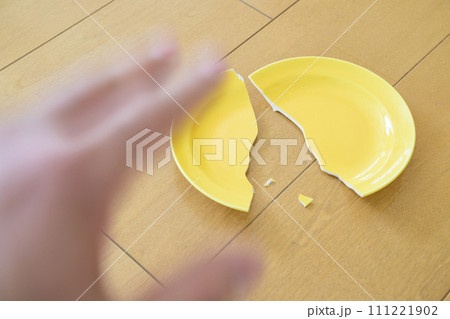壊れた食器の写真素材 - PIXTA