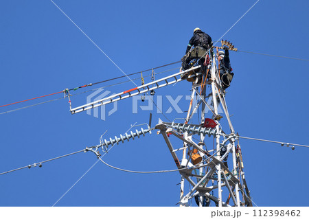 電線 送電線 高所作業 鉄塔の写真素材 - PIXTA