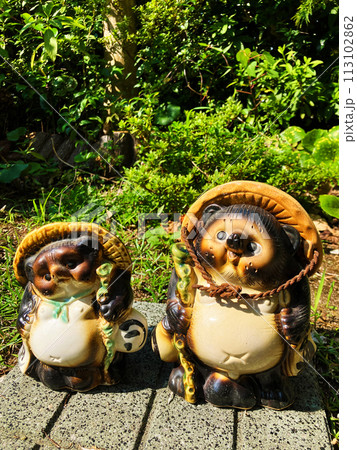 たぬき 置物 帽子 焼き物の写真素材 - PIXTA