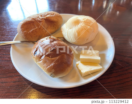 丸いお皿に盛られた付け合わせのパン