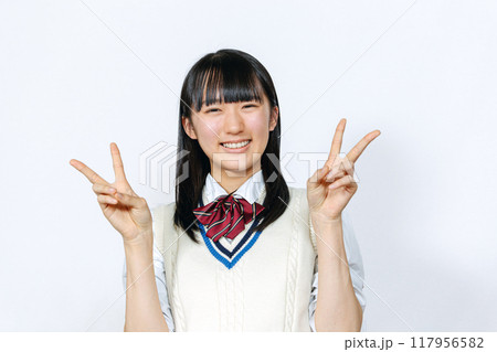 ポラロイド写真 ピースサイン 女性 ピースサインをする若い女性の写真素材 [FYI07883867] | ストック