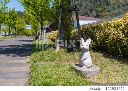 うさぎ rabbit statue 石像の写真素材 - PIXTA