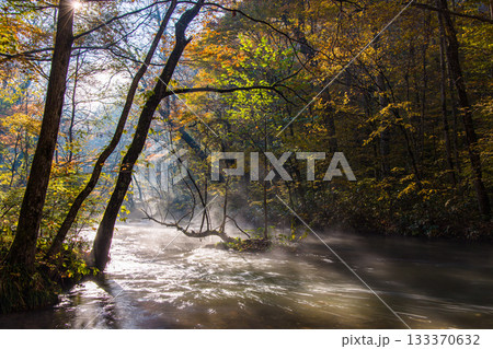 青森県_奥入瀬渓流】錦秋の石ヶ戸 10月 の写真素材 [133370632] - PIXTA
