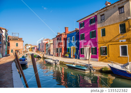 ブラーノ島 カラフル 町並み 運河の写真素材 - PIXTA