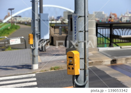 押しボタン信号 信号機 交通安全 押しボタンの写真素材 - PIXTA